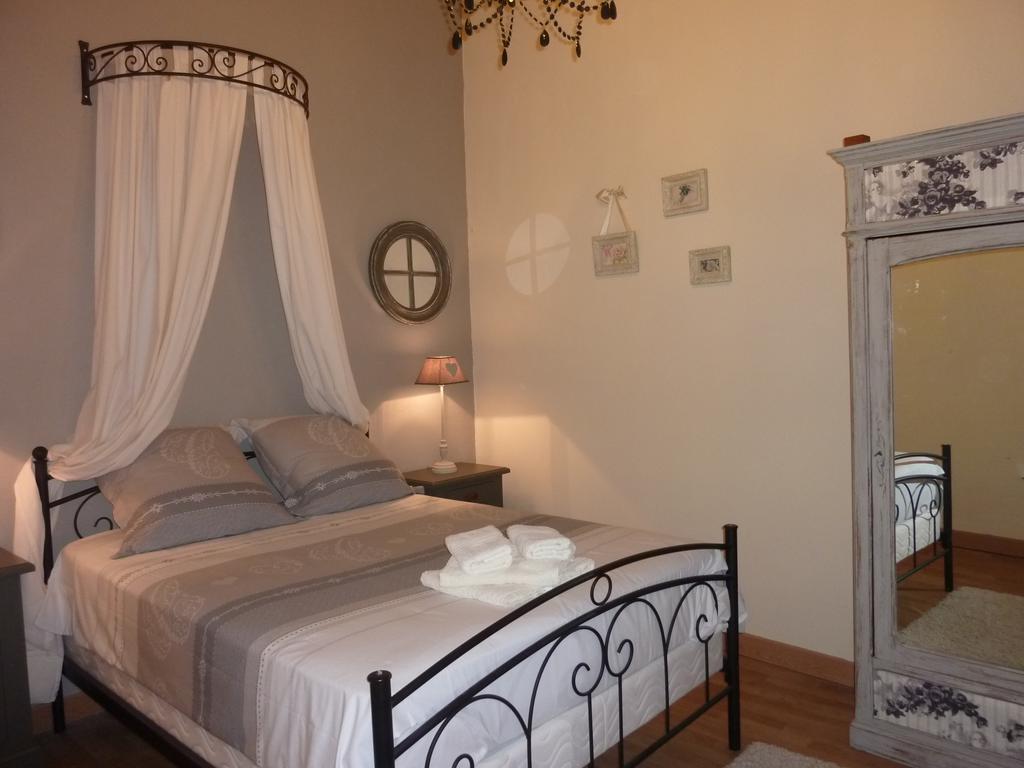 Le Comptoir Des Ecoliers Bed & Breakfast Gemozac Room photo